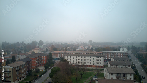 Ripresa aerea di case e campi dal drone a Cremona