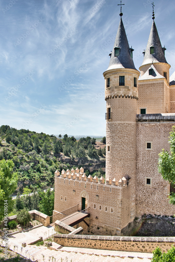 Escaleras y puente de acceso al recinto amurallado del real alcazar de