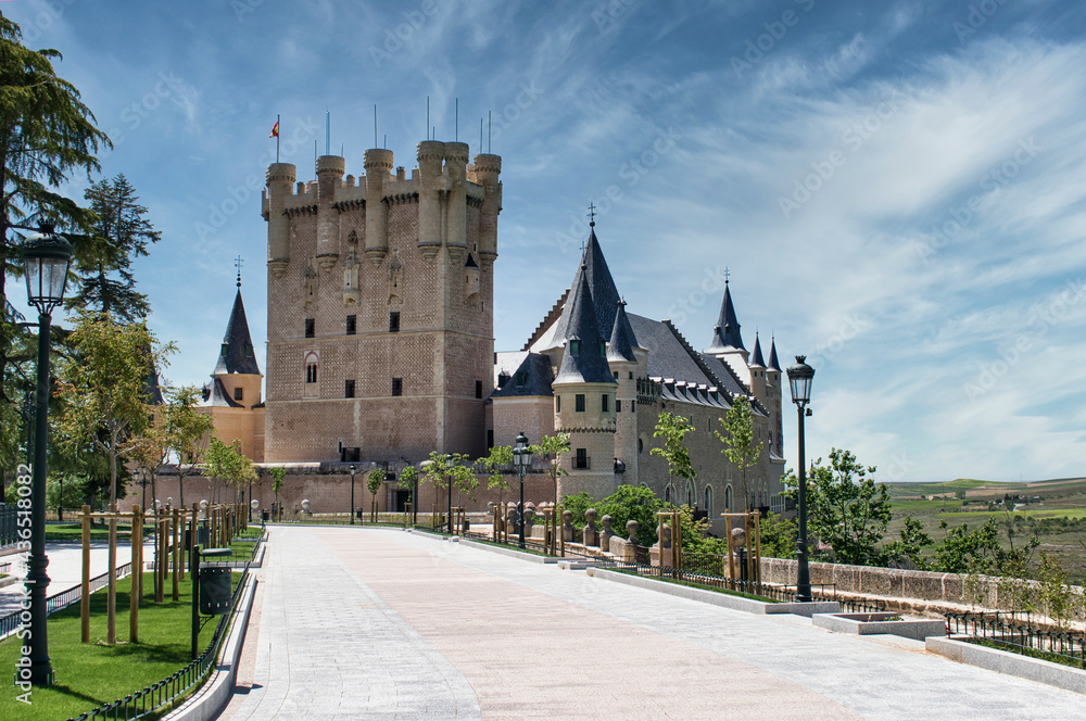 Jardines y torre del homenaje en el real alcazar de Segovia, España
