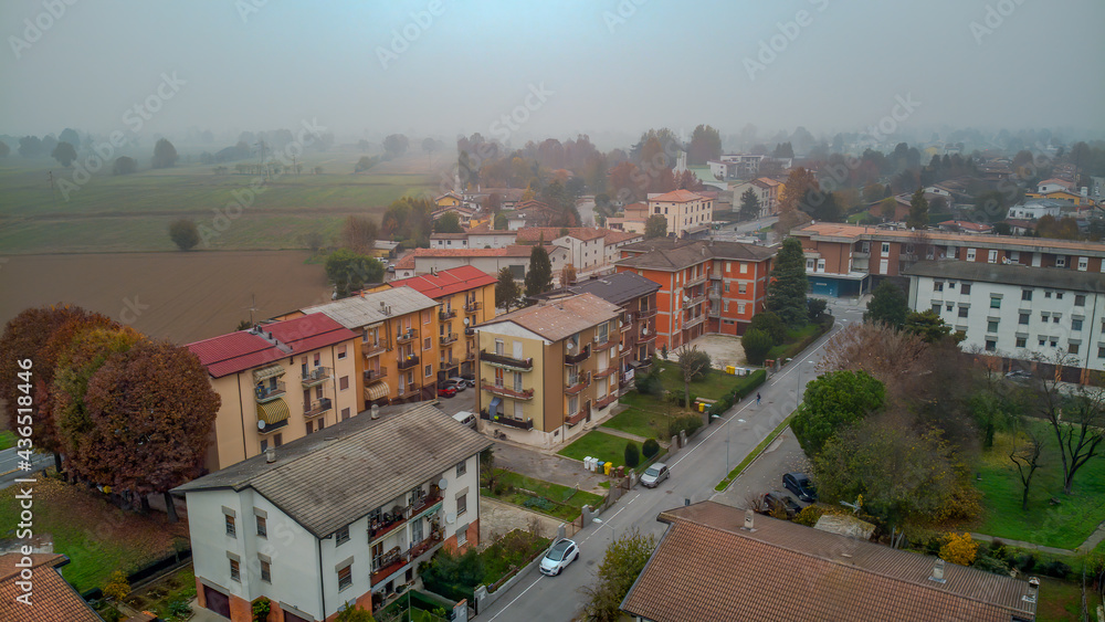 Fototapeta premium Ripresa aerea di case e campi dal drone a Cremona