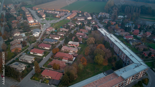 Ripresa aerea di case e campi dal drone a Cremona