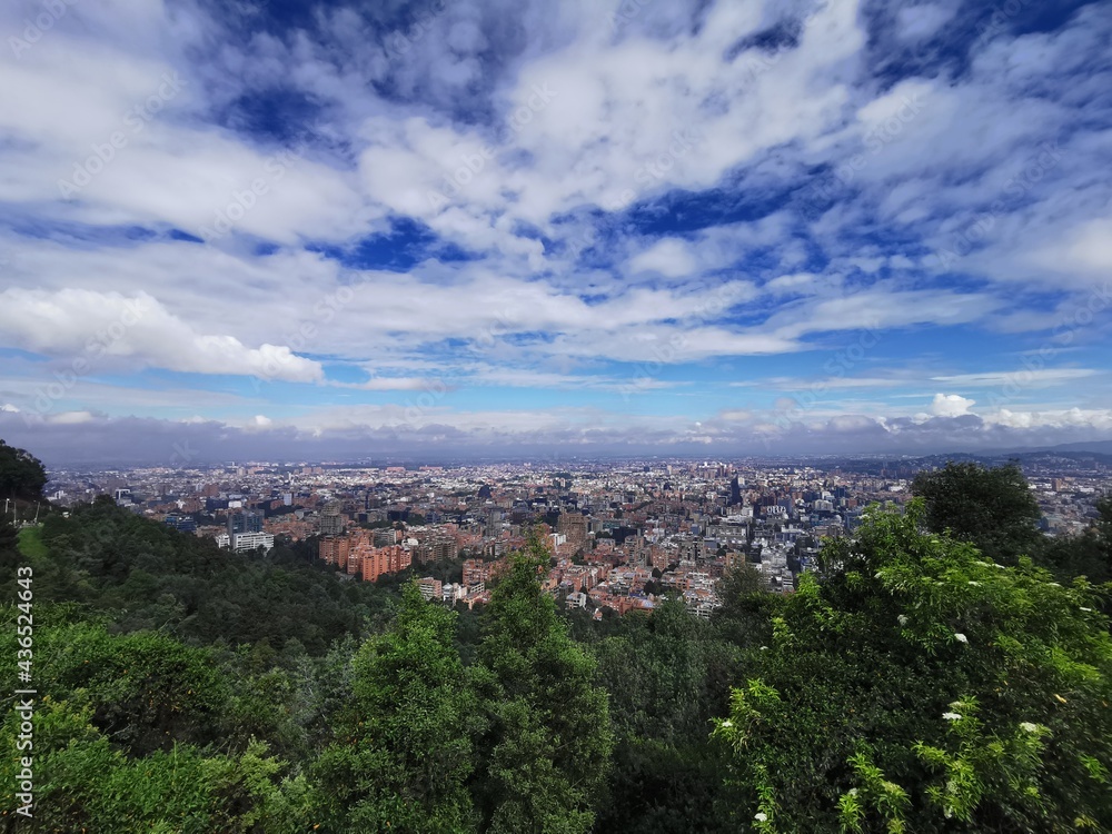 Ciudad de Bogotá parte norte con paisaje de naturaleza arboles, nubes blancas y cielo azul