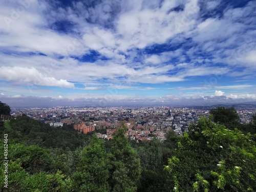 Ciudad de Bogotá parte norte con paisaje de naturaleza arboles, nubes blancas y cielo azul