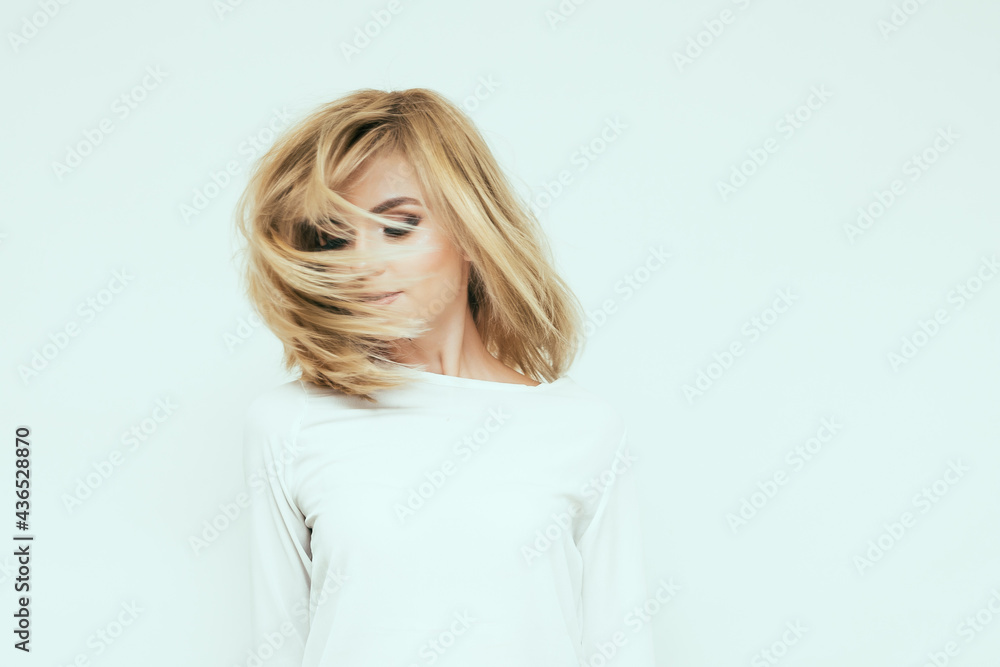 Modelo con fondo blanco para editorial de cabello. Modelo con fondo blanco para editorial de cabello.
