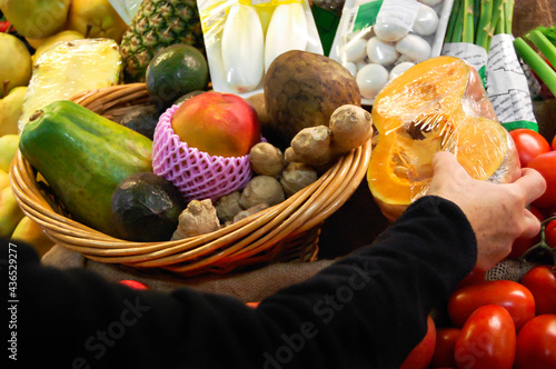 Cesta de verduras en mercado de alimentos photo