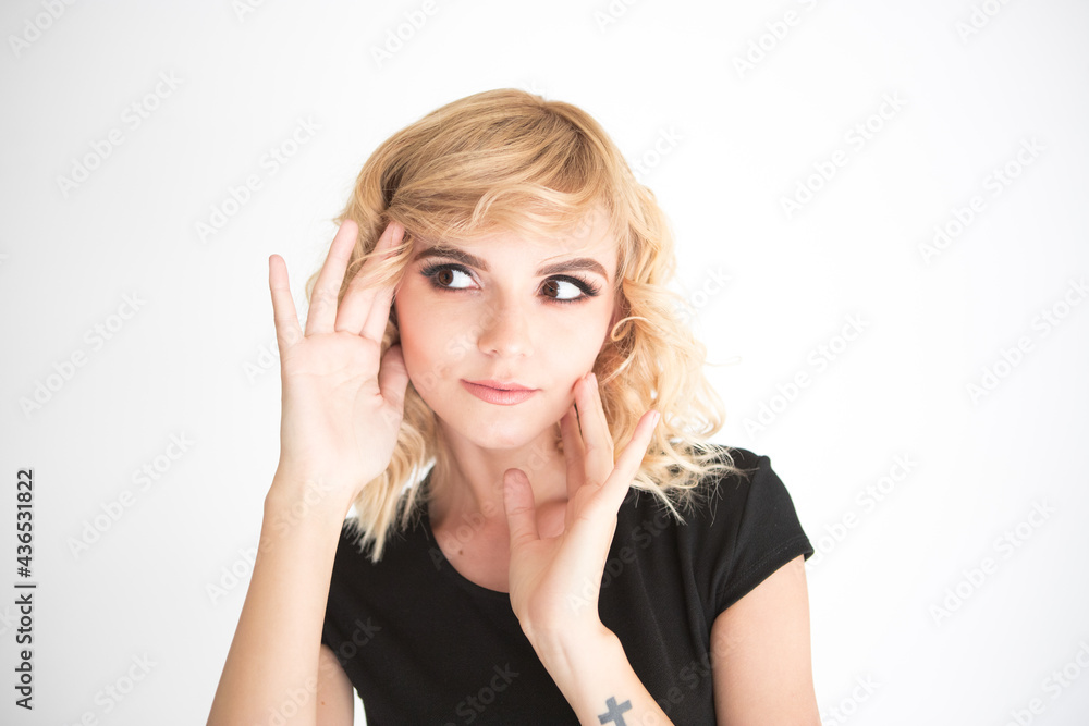 mujer rubia en fondo blanco usando ropa negra mujer rubia en fondo blanco usando ropa negra