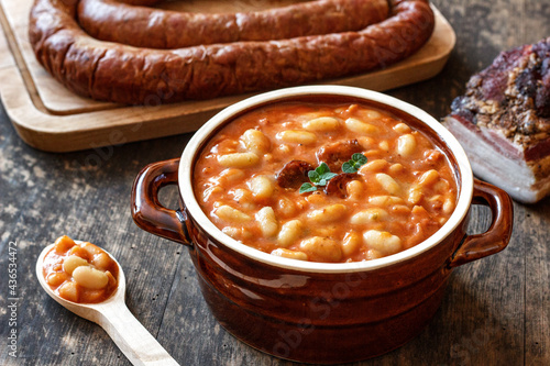 Tableau sur toile Homemade baked beans with sausage and bacon
