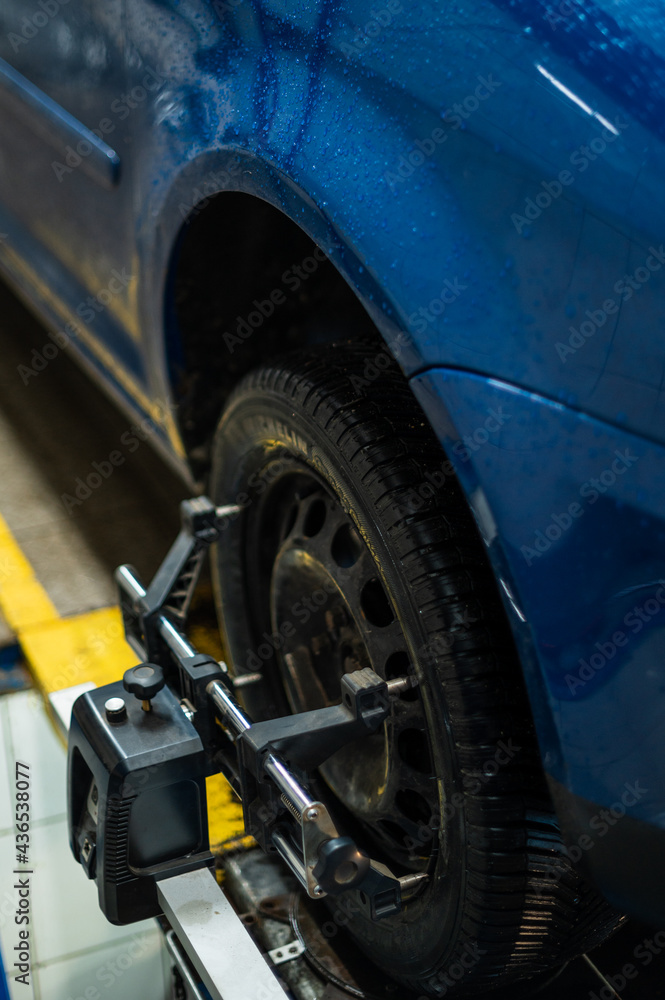 The car in the garage, a device for adjusting the camber.