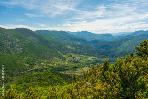 Vue panoramique sur la vallée et le village de villeperdrix dans la Drôme Provençale à partir du col de Chaudebonne