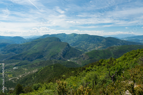Vue panoramique sur le Rocher du Bramard, la montagne du Poët depuis la crête des Lichières près de Villeperdrix dans la Drôme