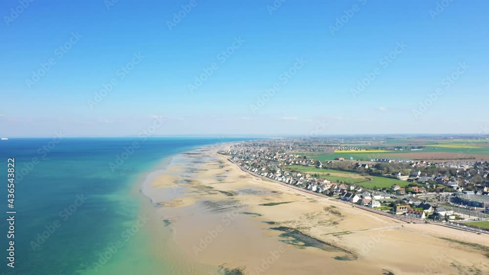 La ville de Bernieres-sur-Mer au bord de la plage de sable du ...