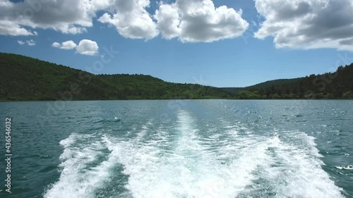 Sillage d'un bateau en train d'avancer, trace du moteur à la surface de l'eau