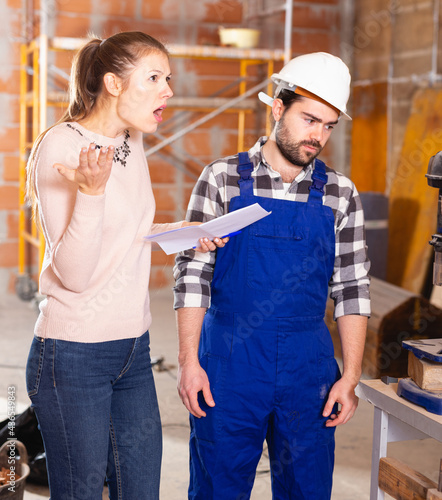 Fotografi Female architect dissatisfied with the work of the builder
