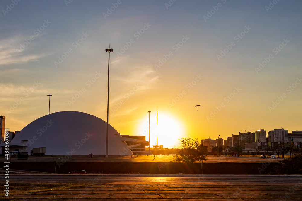 Pôr do sol com voo de parapente em Brasília, capital do Brasil.