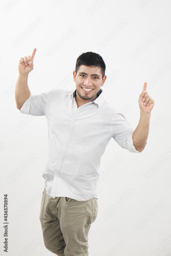 Hombre latino sonriente levanta sus manos entusiasmado Hombre latino sonriente levanta sus manos entusiasmado