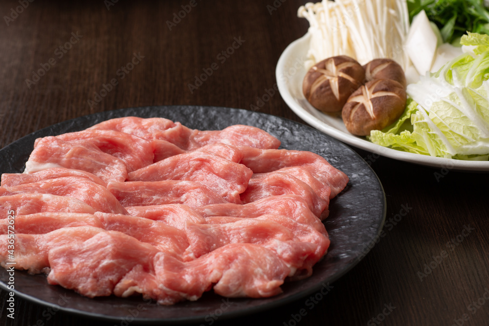 しゃぶしゃぶ用の豚ロース肉と野菜