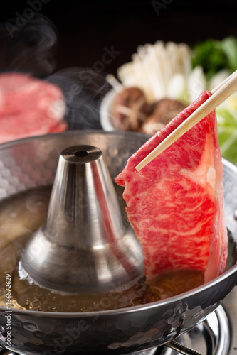 しゃぶしゃぶ 牛しゃぶ 鍋料理 料理 食材 肉 牛肉 調理 野菜 和牛 スライス 鍋 国産 湯気 和食 食事 椎茸 冬 食べ物 鍋物 生肉 生 箸 霜降り 霜降り肉 薄切り 肉料理 持ち上げる 牛肉料理 高級肉 掴む 食べる