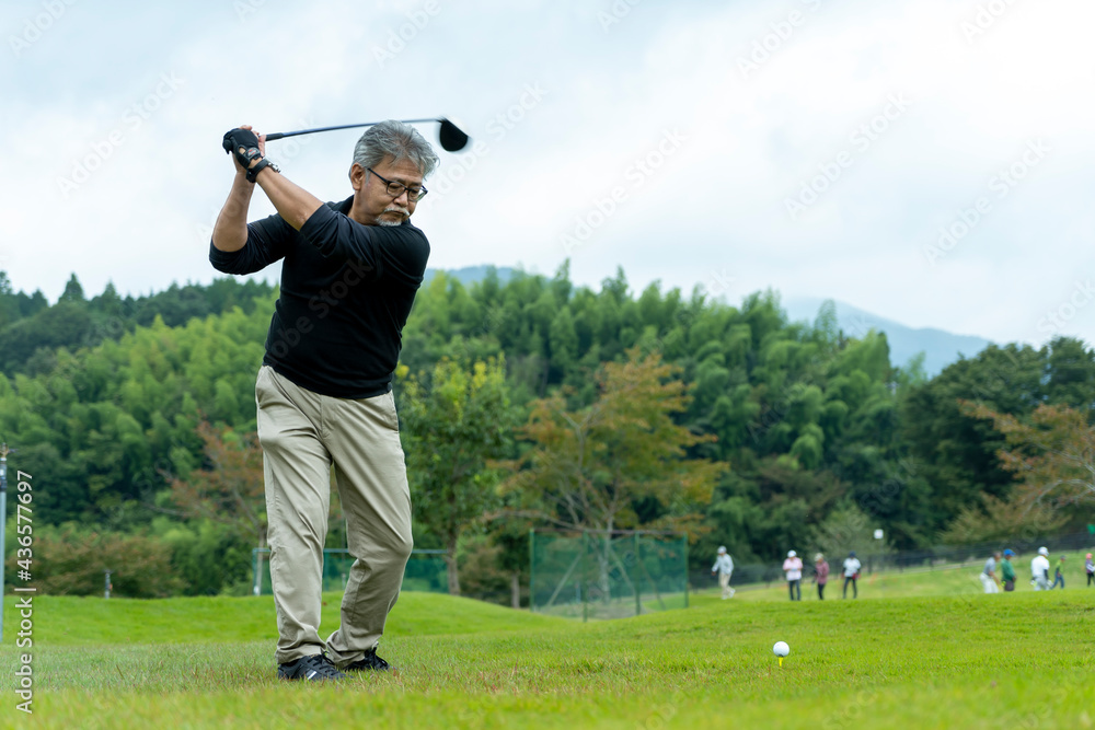 Obraz premium ゴルフを楽しむ男性