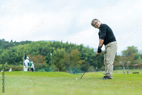 ゴルフを楽しむ男性