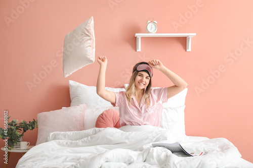 Morning of young woman in b...