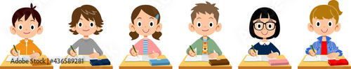 授業を受ける小学生の男の子と女の子
