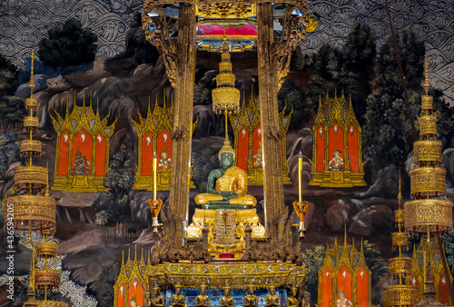 	The emerald buddha in grand palace.