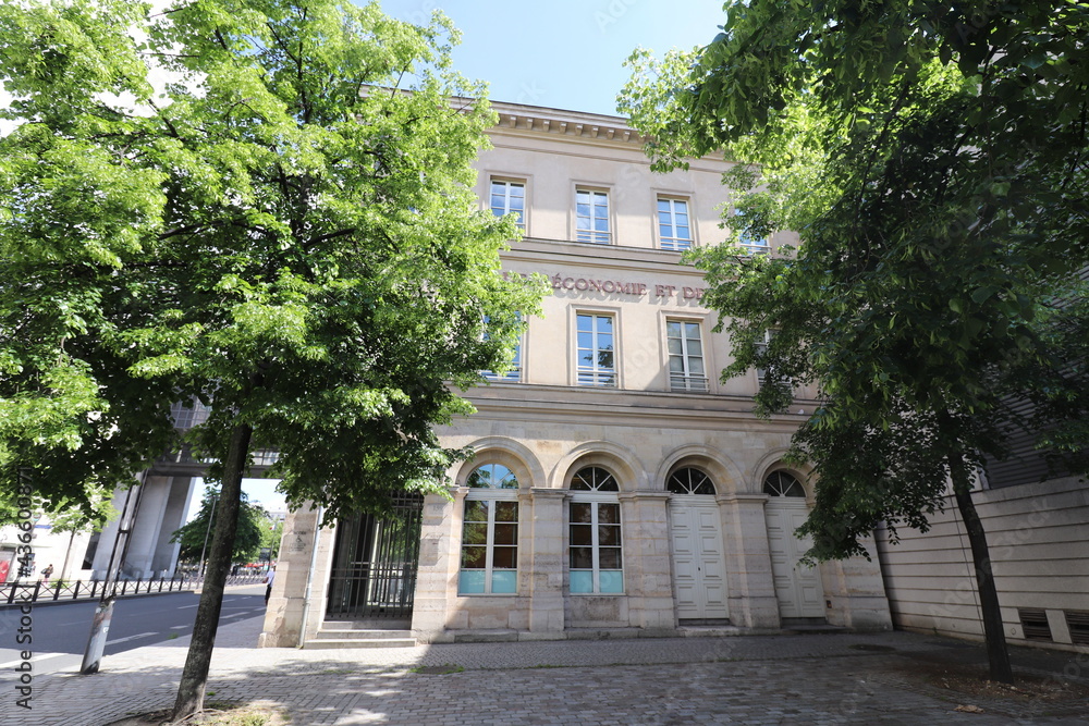 Le ministère de l'économie et des finances, à Bercy, vu de l'extérieur, ville de Paris, France
