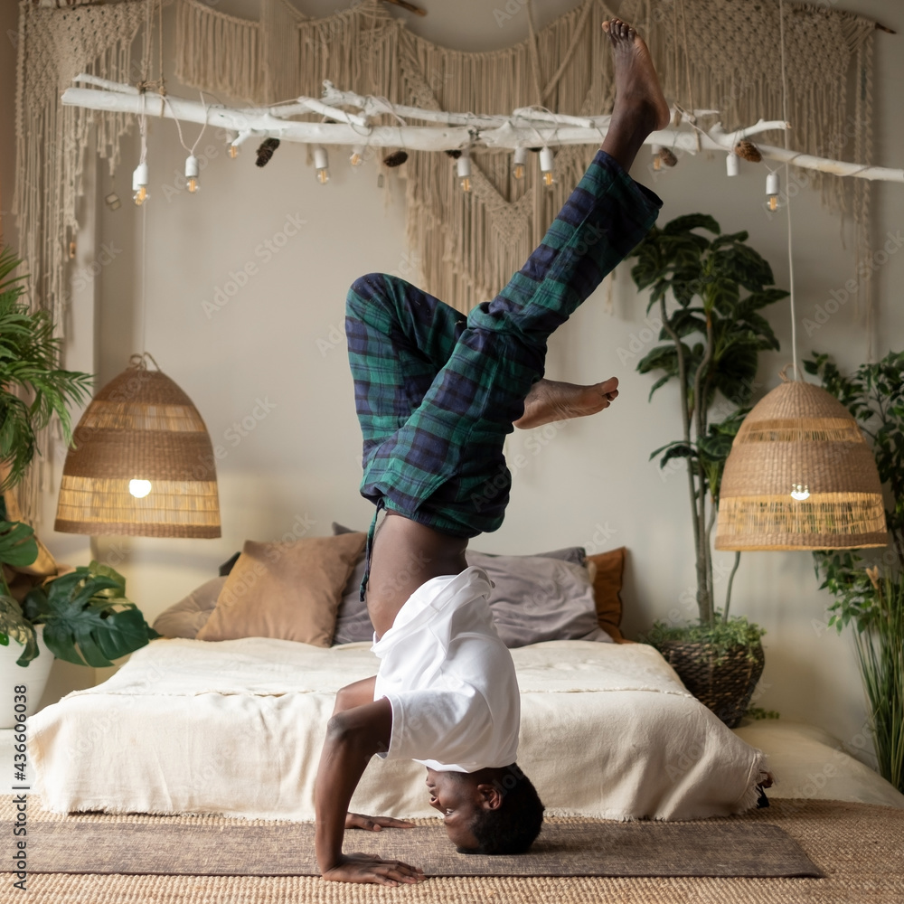 Φωτογραφία Young african fitness sportsman in yoga position on head working