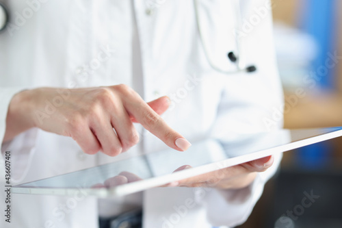 Canvas-taulu Medical officer doctor points his finger at tablet
