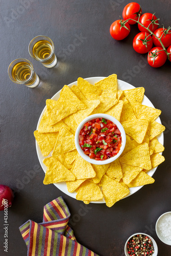Foto Corn chips nachos with salsa dip. Mexican food. Vegetarian food.