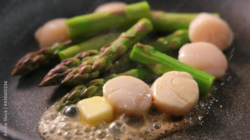グリーンアスパラガスと帆立のバター炒め Stir-fried green asparagus and scallops with butter グリーンアスパラガスと帆立のバター炒め Stir-fried green asparagus and scallops with butter