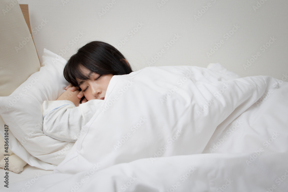 ベッドで眠る女性 ベッドで眠る女性