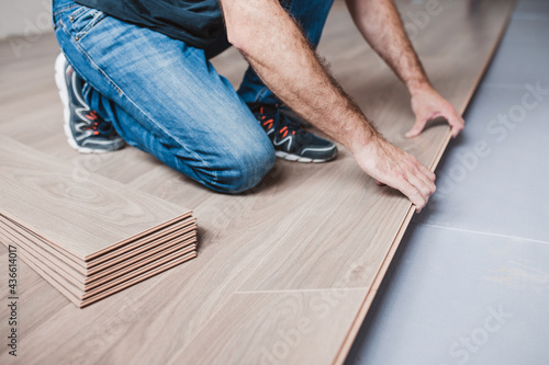 The laminate master connects the panels into one whole - do-it-yourself flooring - fast and inexpensive floor in the house