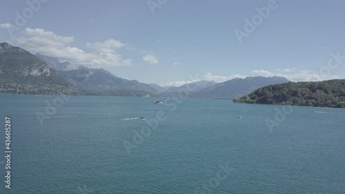 Vue de drone avant du lac, bateaux. Lac d'Annecy, Haute-Savoie, France. Paysage des alpes avec lac, montagne, eau , bateaux photo