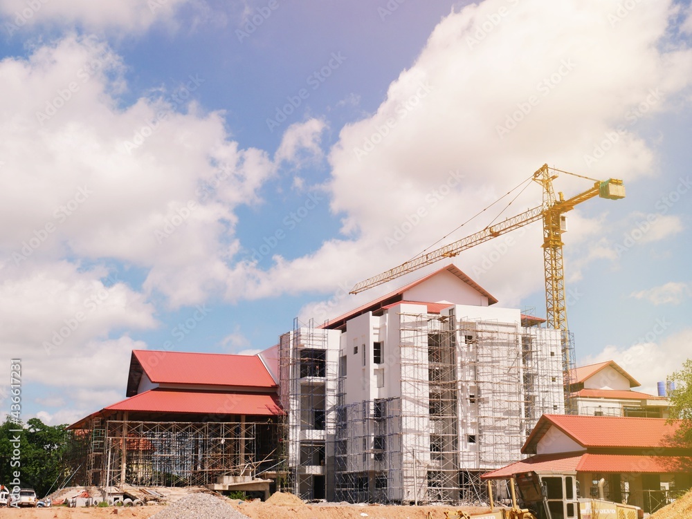Obraz premium The building under construction overlooking the sky and clouds.