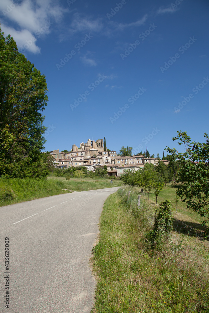 Une route en pente conduit au village perché de Chabrillan dans la Drôme