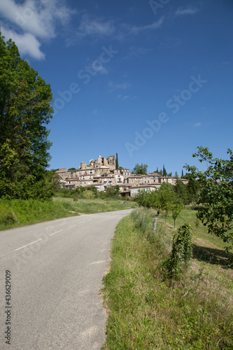 Une route en pente conduit au village perché de Chabrillan dans la Drôme