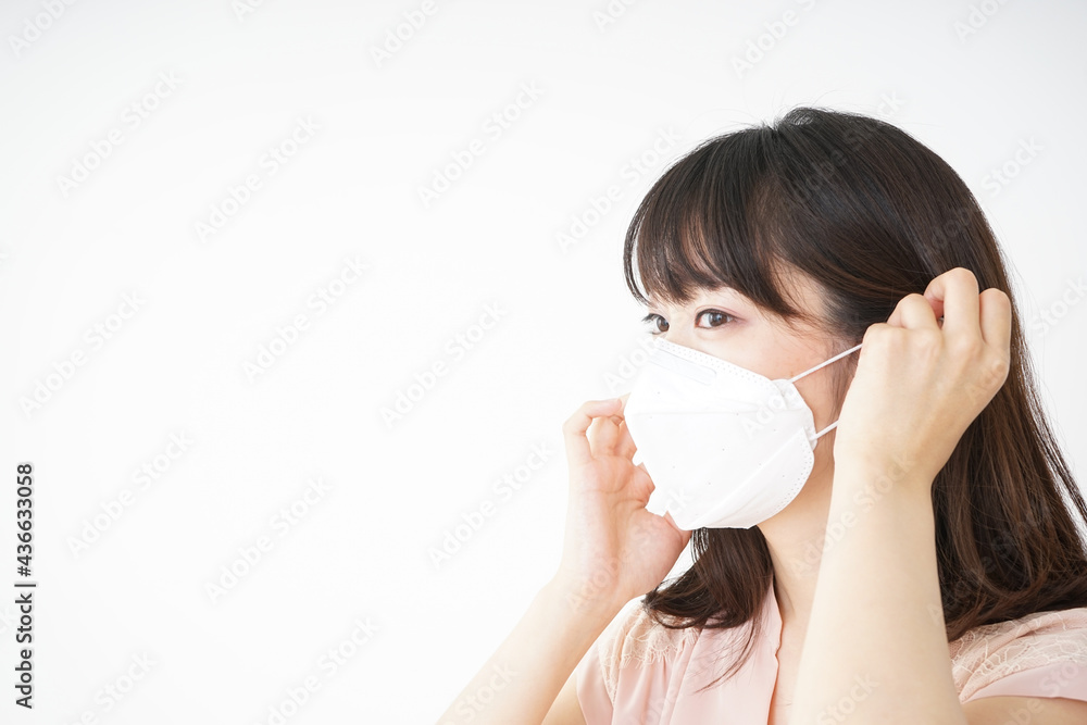 マスクをする若い女性 マスクをする若い女性