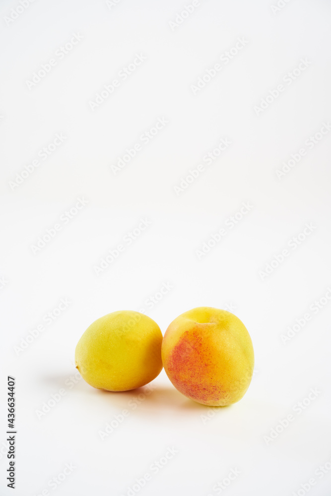 日本の梅の実を白バックで