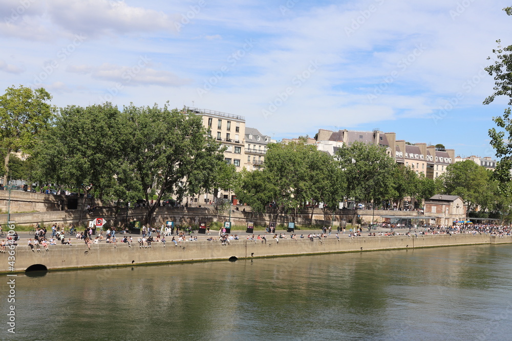 La voie Georges Pompidou, voie piétonne le long du fleuve Seine, ville de Paris, France La voie Georges Pompidou, voie piétonne le long du fleuve Seine, ville de Paris, France