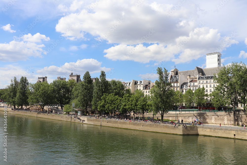 La voie Georges Pompidou, voie piétonne le long du fleuve Seine, ville de Paris, France La voie Georges Pompidou, voie piétonne le long du fleuve Seine, ville de Paris, France