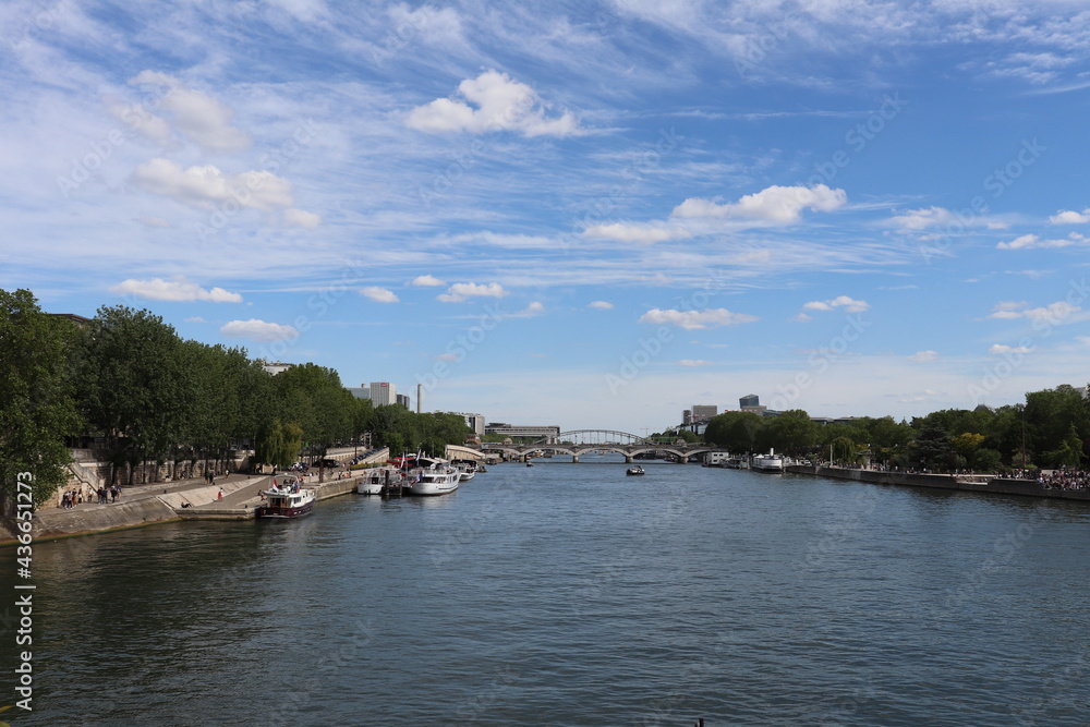 Le fleuve Seine, ses rives et ses bateaux amarrés vus depuis l'ile Saint Louis, ville de Paris, France Le fleuve Seine, ses rives et ses bateaux amarrés vus depuis l'ile Saint Louis, ville de Paris, France
