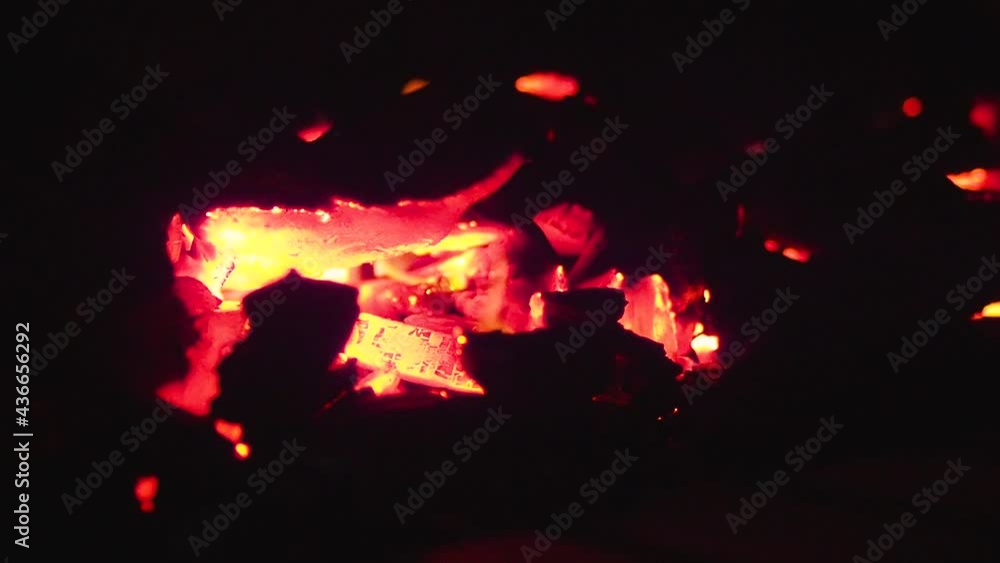 brasas encendidas en una barbacoa brasas encendidas en una barbacoa