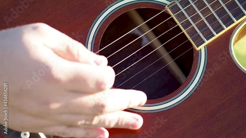 cámara lenta tocando la guitarra  photo