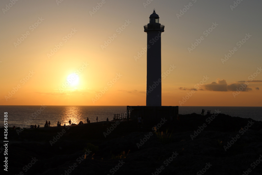 沖縄本島最西端の残波岬灯台の夕暮れ