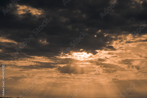 Fotografía Thunderclouds with rays of the sun early in the morning in summer
