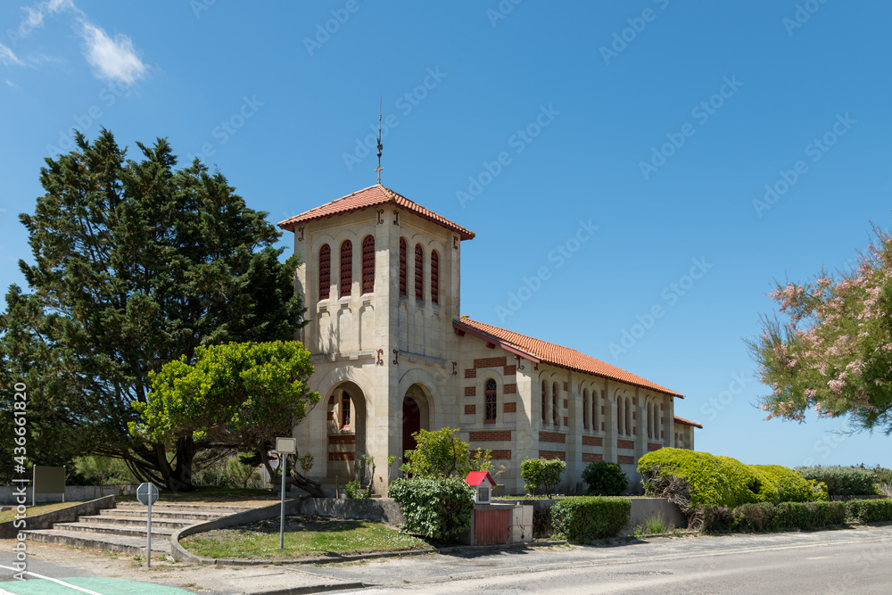 SOULAC, dans le Médoc (Gironde, France). La chapelle de l'Amélie (19e siècle)
