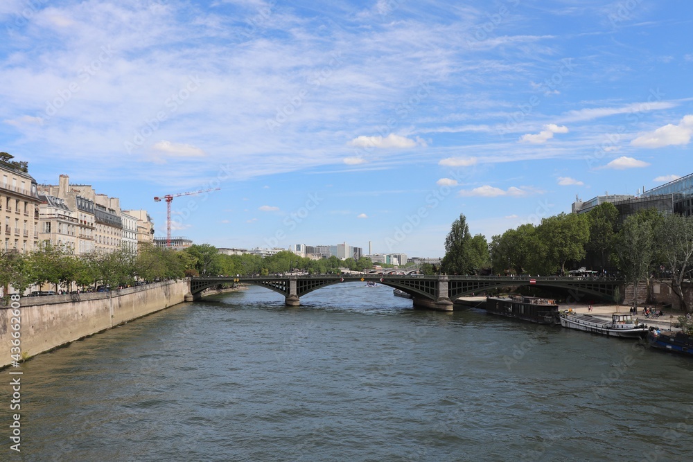 Le pont Sully sur le fleuve Seine, ville de Paris, France