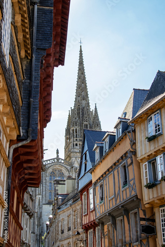 Quimper. Vue sur la cathédrale Saint-Corentin depuis une rue de l'ancienne ville. Finistère. Bretagne  © guitou60