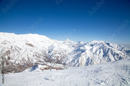 Skifahren in Darbandsar im Iran. Im Hintergrund ist der Damavand, der höchste Berg des Iran, im Albers-Gebirge zu sehen.  photo